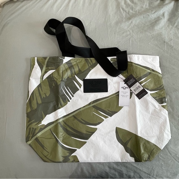 ALOHA Collection Handbags - NWT Aloha Collection Day Tripper Bag